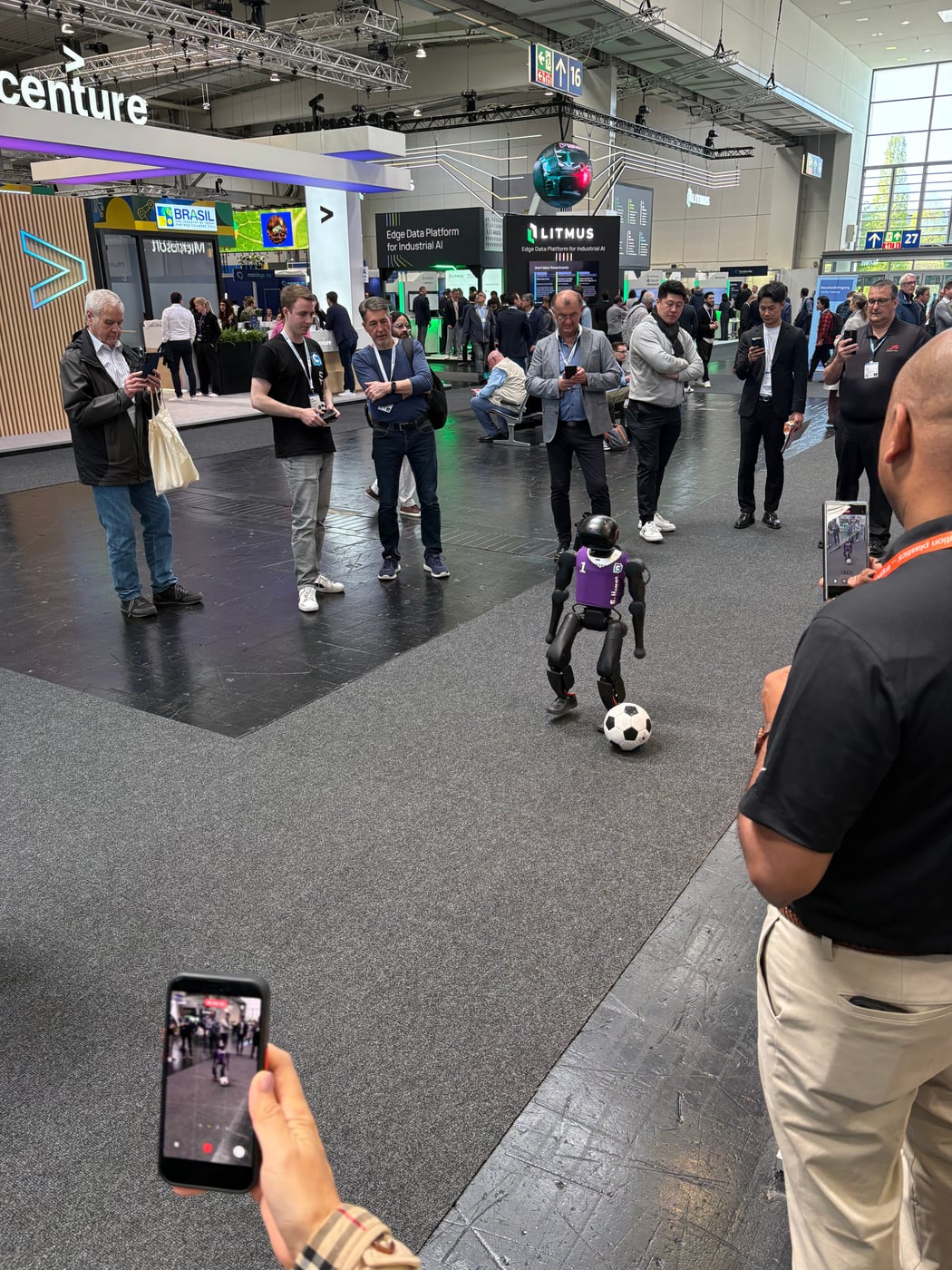 Foto op de beursvloer van Hannover Messe 2026.